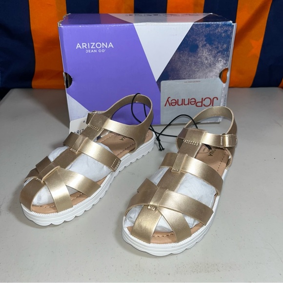 New ARIZONA JEANS CO.
GIRLS COASTAL METALLIC GOLD SLINGBACK FLAT SANDALS SIZE 2M - Picture 4 of 9